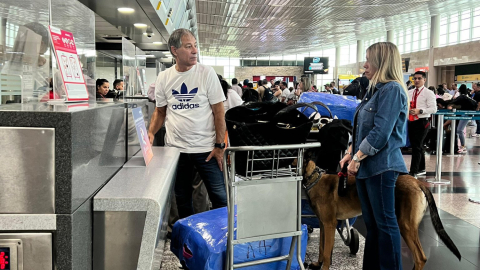 Ariel Holan, exDT de Barcelona, en el aeropuerto José Joaquín de Olmedo de Guayaquil, este viernes 18 de octubre de2024.