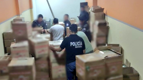 La Policía revisa los cartones con los medicamentos y productos médicos adulterados, en un operativo realizado este 18 de octubre de 2024.