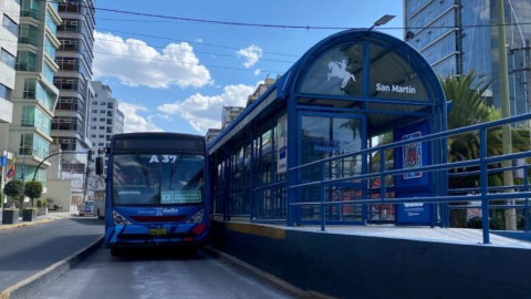 Imagen referencial de una de las paradas de la Ecovía, en Quito.