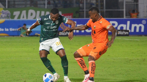 Pedro Pablo Velasco, de Orense, domina una pelota en un partido ante Libertad, en Machala, el viernes 18 de octubre de 2024.