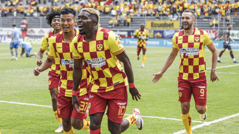 Michael Carcelén, volante de Aucas, celebra su gol ante Macará, este domingo 20 de octubre de 2024.