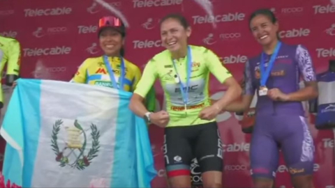 Esther Galarza celebra su título de la Vuelta a Costa Rica, el 20 de octubre de 2024.