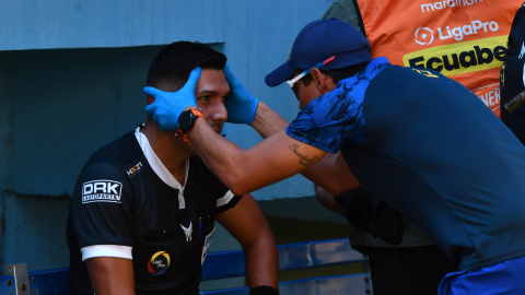 El árbitro Bryan Loayza recibe atención médica en el estadio Jocay, antes del inicio del partido entre Delfín y El Nacional, el domingo 20 de octubre de 2024.