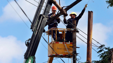 Trabajadores de la empresa eléctrica trabajan en un poste eléctrico en La Habana, el 20 de octubre de 2024.