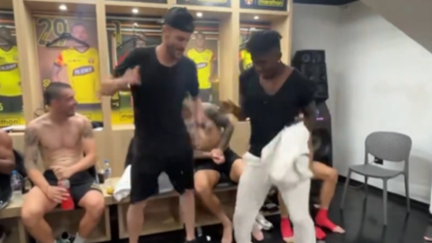 Javier Burrai y Adonis Preciado bailan en el camerino de Barcelona SC luego de la victoria 2-1 en el Clásico del Astillero, el domingo 20 de octubre de 2024.