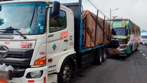 Quito: Doble accidente en la avenida Simón Bolívar, un siniestro implica a un bus con pasajeros