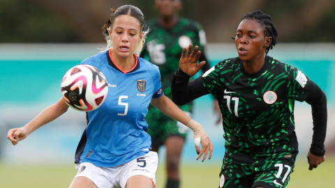 Fiorella Pico, de Ecuador, disputa un balón con Aishat Animashaun de Nigeria en la Fecha 2 del Mundial Sub 17 femenino, el 19 de octubre de 2024.