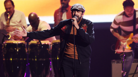 Juan Luis Guerra actúa en el escenario durante la 22.a Entrega Anual del Latin GRAMMY, 2021.