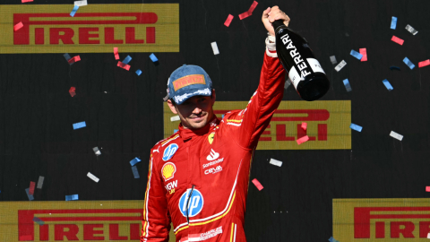 Charles Leclerc celebra en el podio tras ganar el Gran Premio de Fórmula 1 de Estados Unidos en el Circuito de las Américas en Austin, el 20 de octubre de 2024.