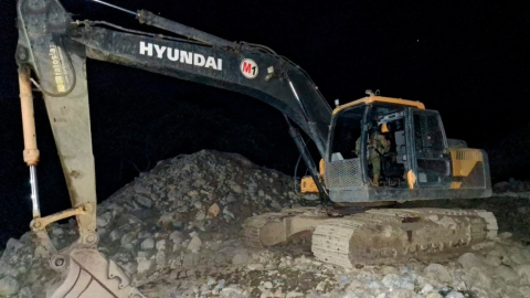 Una maquina excavadora inhabilitada por soldados del Ejército Ecuatoriano en una intervención a actividades de minería ilegal en el cantón Macará de la provincia de Loja, el 21 de octubre de 2024.