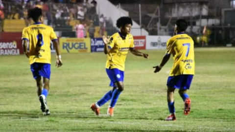 Los jugadores del Huaquillas FC celebran un gol ante Filanbanco, el viernes 4 de octubre, en el Ascenso Nacional.