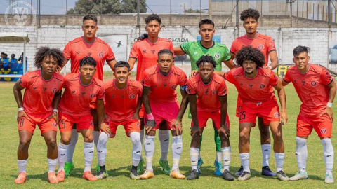 Los jugadores de Luz Valdivia de Santa Elena, antes de jugar un partido por los 'playoffs' nacionales de Segunda Categoría.