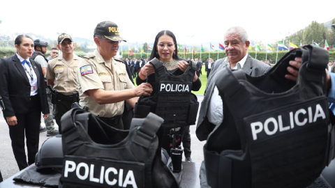 La presidenta del CNE, Diana Atamaint, constata equipos que usara la Policía para protección a candidatos el 21 de octubre de 2024.