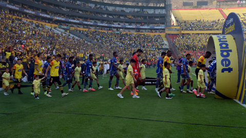 Jugadores de Barcelona SC y Emelec antes del Clásico del Astillero, el domingo 20 de octubre de 2024.