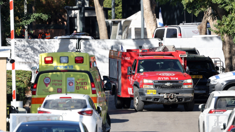 Vehículos de emergencia ubicados detrás de una barrera que bloquea el acceso de una calle que lleva a la residencia del primer ministro israelí, Benjamín Netanyahu, el 19 de octubre de 2024.