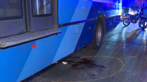 Fotografía  del 21 de octubre de 2024 de la escena posterior al atropello de un adulto mayor en la avenida Domingo Comín en el sur de Guayaquil, en el que una unidad de la Metrovía está involucrada.