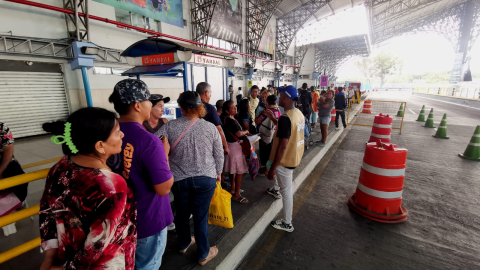 Una veintena de personas hacen fila en un punto de atención de la tarjeta La Guayaca, en la terminar Río Daule, en el norte de Guayaquil, este martes 22 de octubre de 2024. En la estación se ha centralizado la entrega del dispositivo de recaudo.