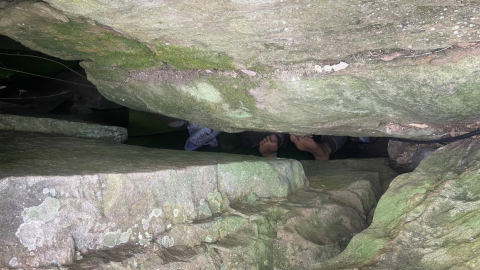 Los pies de la mujer que se cayó entre las rocas por recuperar su celular, 21 de octubre de 2024.