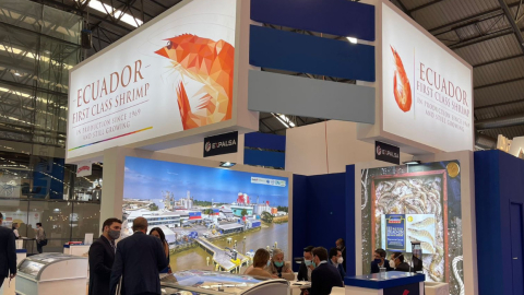 Empresas camaroneras de Ecuador participan en la feria Conxemar, en España, el 6 de octubre de 2021.