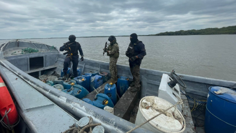 Militares interceptan una embarcación que transportaba 500 galones de diésel en el Golfo de Guayaquil