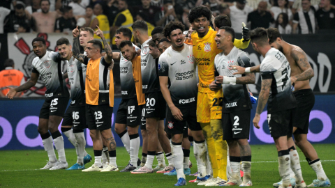 Jugadores de Corinthians celebran durante un partido de la Copa Sudamericana, el 24 de septiembre de 2024.