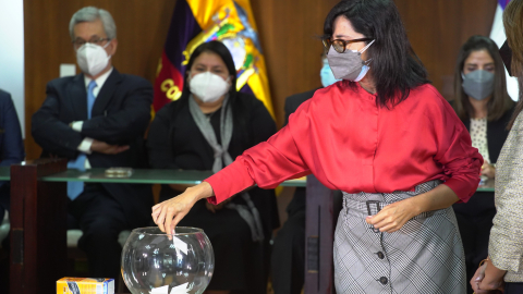 Imagen referencial del sorteo anterior de los jueces de la Corte Constitucional que dejaron sus puestos, el 7 de febrero 2022, en Quito.