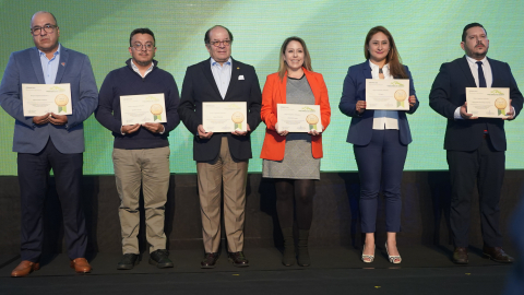 De izquierda a derecha: (6) Dr. Édgar Salas, director de Sostenibilidad de Ecotec, recibe certificado por el proyecto de saneamiento de aguas residuales.