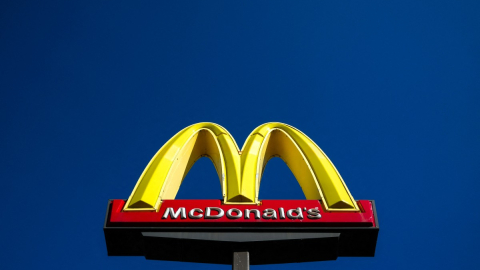 El logotipo de McDonald's aparece frente a una tienda en Dearborn, Michigan, el 17 de octubre de 2024.