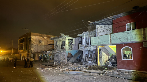 Daños en varias viviendas tras la explosión registrada en las calles Vela y Octava Norte, en Machala, provincia de El Oro, la noche del 22 de octubre de 2024.