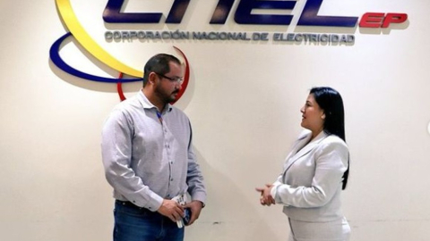 El gerente general de CNEL, Eduardo Jácome, y la directora del ECU911, Ana María Ayala, en una reunión del 27 de agosto de 2024.