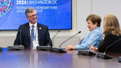 Juan Carlos Vega, minstro de Economía de Ecuador, y Kristalina Georgieva, directora del FMI, el 23 de octubre de 2024 en Washington.