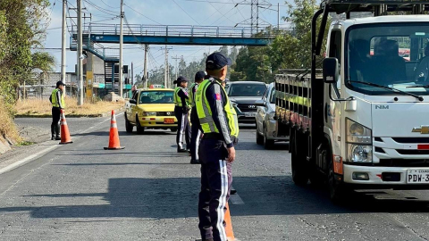 Un agente realiza controles en una de las vías de Quito.