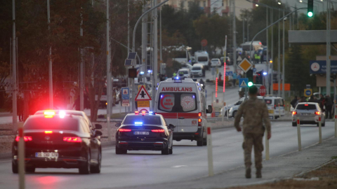 Vehículos de emergencia se dirigen a las instalaciones de la sede central de TUSAS, que fue objeto de una taque terrorista el 23 de octubre de 2024, en Ankara, Turquía.