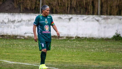 Luis Chango, presidente vitalicio de Mushuc Runa, vestido de corto durante un partido de fútbol en el estadio de Echaleche.