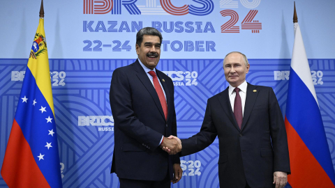 El presidente de Rusia, Vladimir Putin (der.), recibe al mandatario venezolano, Nicolás Maduro (izq.), antes de una reunión en la cumbre de los BRICS en Kazan, el 23 de octubre de 2024.