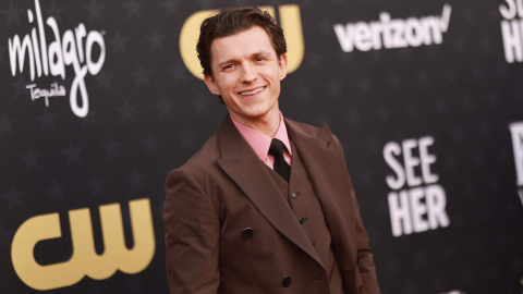 Tom Holland en los premios Critics Choice Awards en Barker Hangar, 14 de enero de 2024.