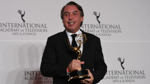 Emilio Azcárraga Jean posa con el premio a la dirección en la gala de la 45ª edición de los premios Emmy internacionales en la ciudad de Nueva York el 20 de noviembre de 2017.