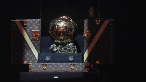 Esta fotografía tomada el 30 de octubre de 2023 muestra el Balón de Oro exhibido durante la ceremonia de entrega de premios del Balón de Oro de Francia, en el Teatro del Chatelet en París.