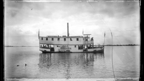 Una vista del vapor Pichincha en el río Guayas, entre 1920 y 1930.