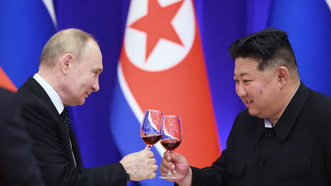 Fotografía divulgada por el medio estatal de Rusia, Sputnik, en la que se ve al presidente ruso Vladimir Putin junto al líder de Corea del Norte, Kim Jong-Uun, reunidos el 19 de junio de 2024.