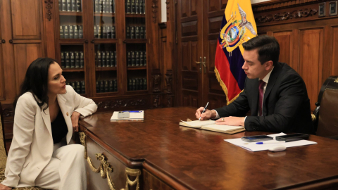 El presidente Daniel Noboa, junto a la ministra de Energía (e), Inés Manzano, el 15 de octubre de 2024.