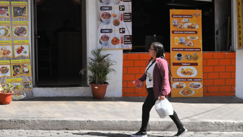 "No hay plata para un generador", dicen ciudadanos mientras la crisis elécrica se agrava en Ecuador