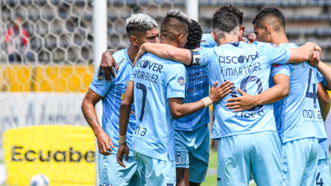 Los jugadores de Universidad Católica festejan un gol ante Imbabura, en el estadio Olímpico Atahualpa, el 6 de octubre de 2024.