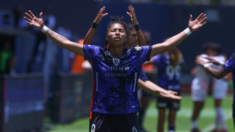 Nayely Bolaños, delantera de Dragonas, festeja un gol en el estadio Banco Guayaquil, el 7 de septiembre de 2024.