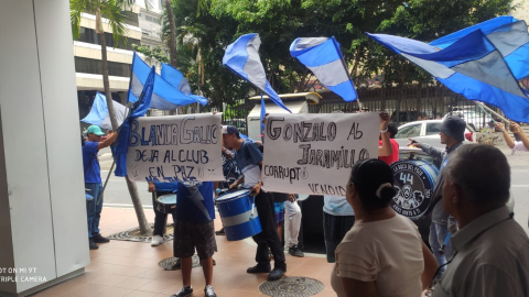 Hinchas de Emelec durante la protesta en la matriz del Banco del Pacífico, el viernes 25 de octubre de 2024.