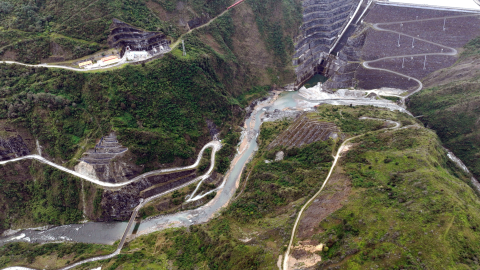 Foto de archivo de la presa de la central hidroeléctrica Mazar, en el austro de Ecuador, el 17 de septiembre de 2024.