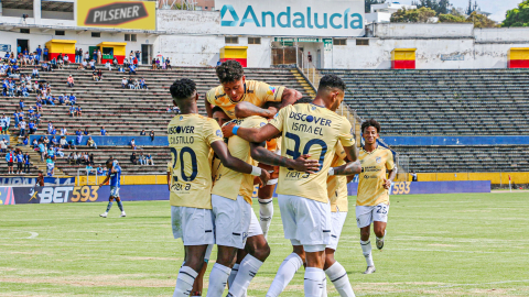 Los jugadores de Universidad Católica festejan un gol ante Emelec en el estadio Atahualpa, el 26 de octubre de 2024.