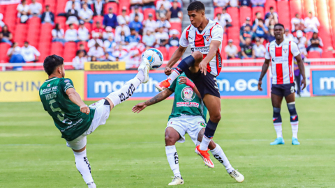 Jugadores de Liga de Quito y Mushuc Runa en el partido por la Fecha 11 de la segunda etapa de la LigaPro, 26 de octubre de 2024.