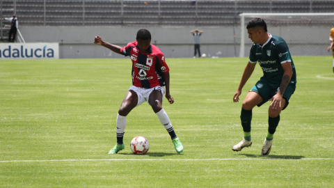 Aldrín Villalba, de Deportivo Quito, maneja una pelota en el partido ante Cantera Orense, en el estadio Gonzalo Pozo Ripalda, el 27 de octubre de 2024.