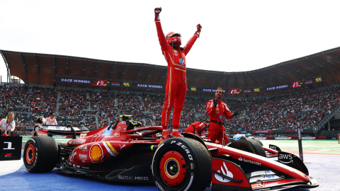 Carlos Sainz festeja su triunfo en el Gran Premio de México de Fórmula 1, el domingo 27 de octubre de 2024.